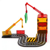 MAGNA-TILES Builder mágneses építőkészletből épített torony, piros és sárga darukkal, kanyargós útpályával és útakadályokkal.
