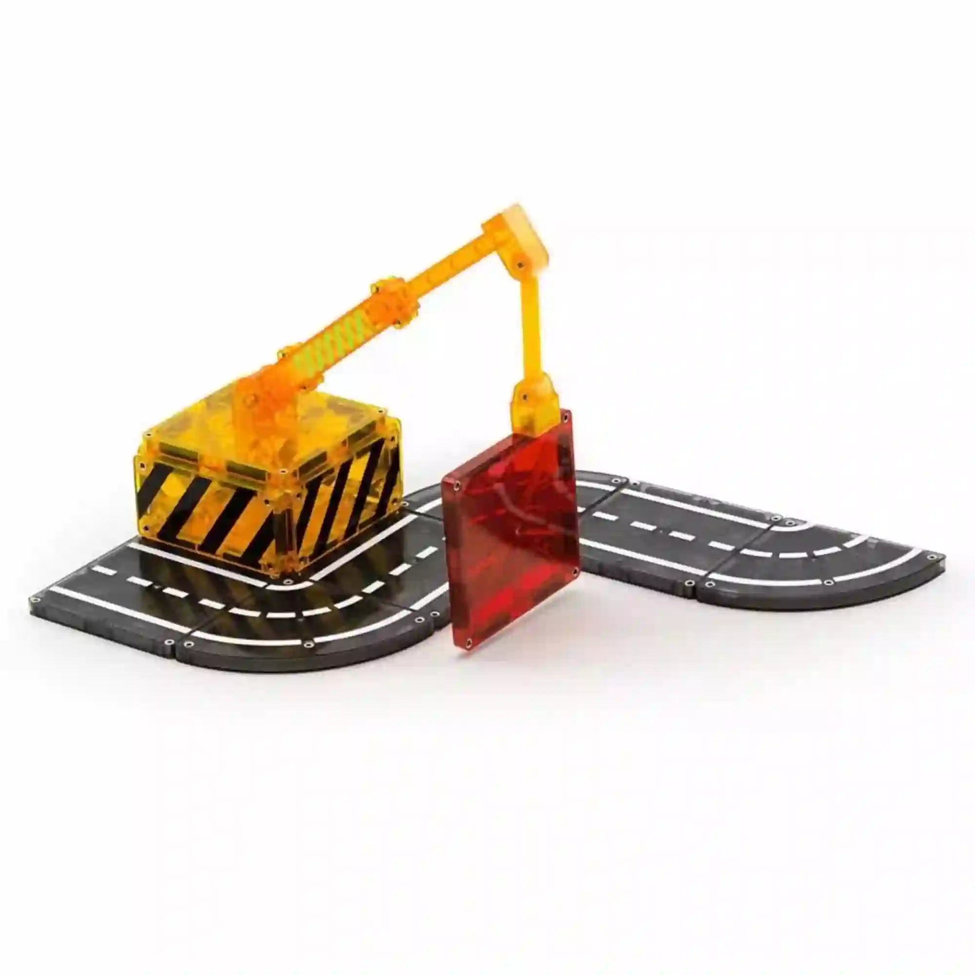MAGNA-TILES Builder mágneses építőkészlet sárga daruja, amely egy piros építőelemet emel a fekete útpálya fölé.