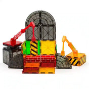 MAGNA-TILES Builder 32 darabos mágneses építőkészletből készült építkezési helyszín, két daruval és színes építőelemekkel.
