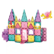 MAGNA-TILES Castle Deluxe 48 darabos építőkészletből összeállított színes kastély, magas tornyokkal, boltíves ablakokkal, csúszdával, erkélyekkel és repülő sárkányfigurával.