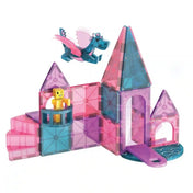 MAGNA-TILES Castle 25 darabos mágneses építőkészletből épített rózsaszín és kék kastély, tornyokkal, csigalépcsővel, erkéllyel, figurával és repülő sárkánnyal.