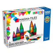 MAGNA-TILES Clear Colors 100 darabos mágneses építőjáték doboza, rajta színes, áttetsző elemekből épített tornyokkal és építményekkel.