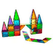 MAGNA-TILES Clear Colors 100 darabos készlet színes, áttetsző mágneses lapokból épített, csúcsos tornyokkal és összekötő elemekkel kialakított építménye.