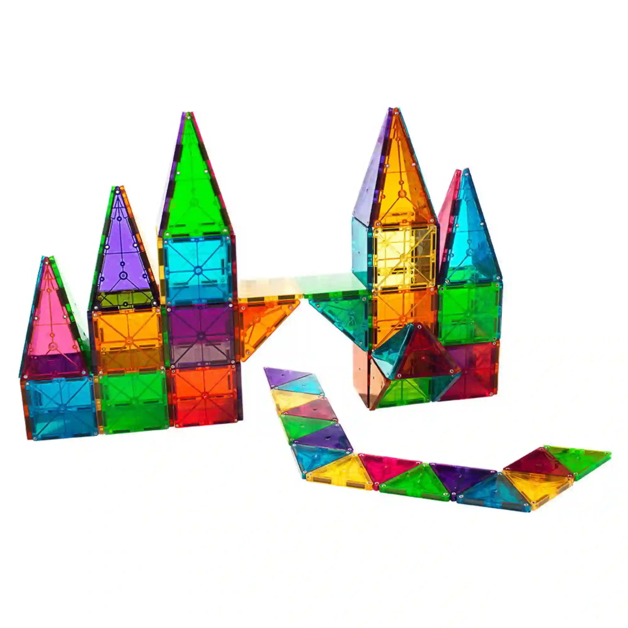 MAGNA-TILES Clear Colors 100 darabos készlet színes, áttetsző mágneses lapokból épített, csúcsos tornyokkal és összekötő elemekkel kialakított építménye.
