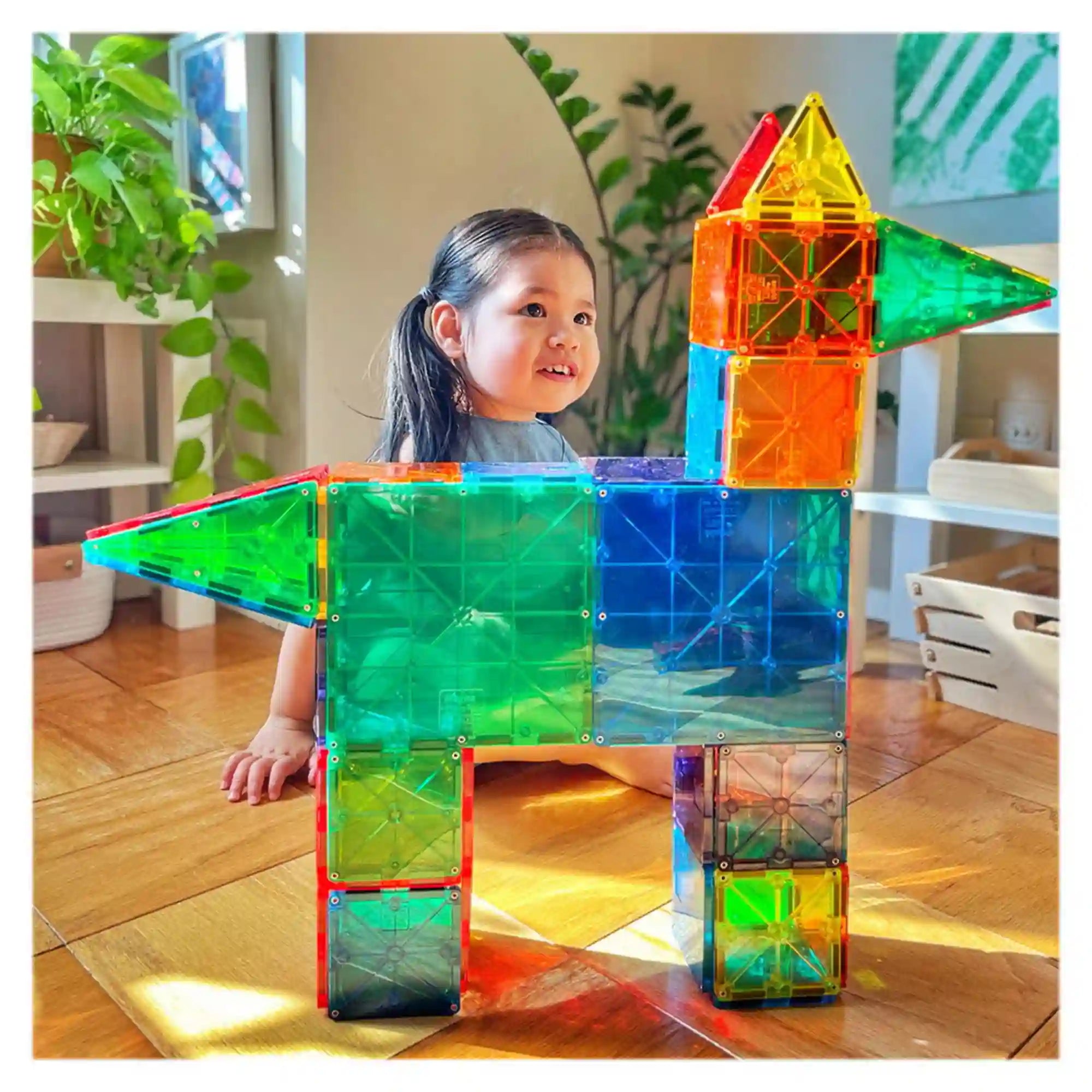 MAGNA-TILES Clear Colors 100 darabos mágneses építőjáték színes, áttetsző négyzetekből és háromszögekből épített robotfigurája.