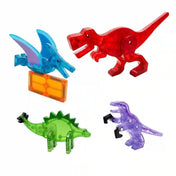 MAGNA-TILES Dino World mágneses építőkészlet négy áttetsző dinoszauruszfigurája: piros T-rex, kék repülő őshüllő, zöld sztegoszaurusz és lila dinoszaurusz.