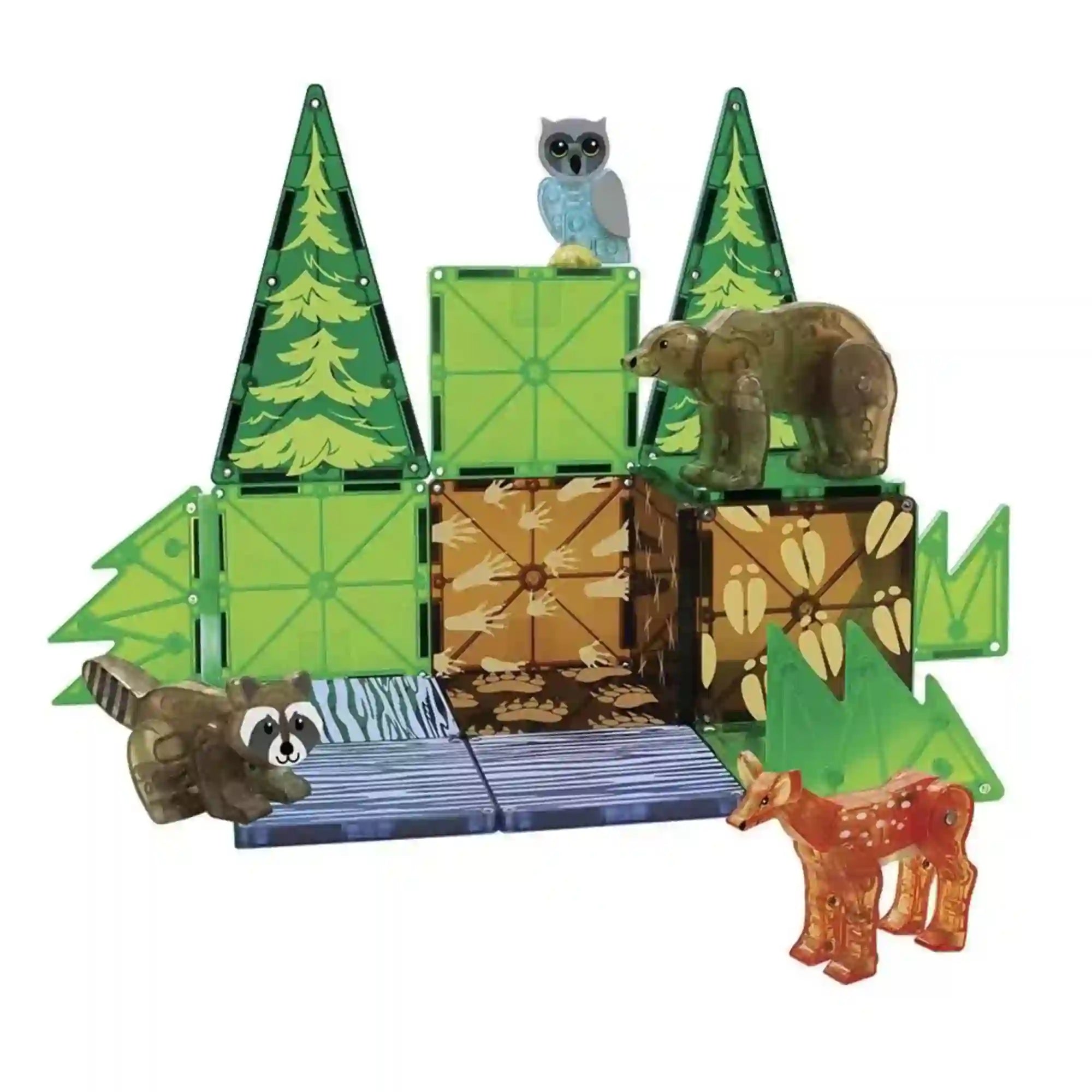 MAGNA-TILES Forest Animals mágneses építőkészletből épített erdei táj, zöld fenyőfákkal, medvével, bagollyal, őzzel és mosómedvével.