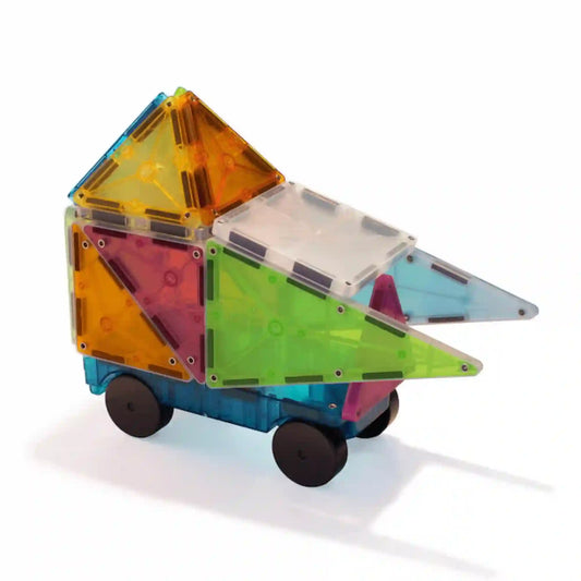 MAGNA-TILES Grand Prix 50 darabos mágneses építőkészletből készült színes versenyautó, kék alvázzal és fekete kerekekkel.
