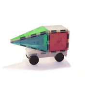 MAGNA-TILES Grand Prix mágneses építőkészletből épített versenyautó, zöld és kék háromszög alakú elemekkel, fehér alvázzal.