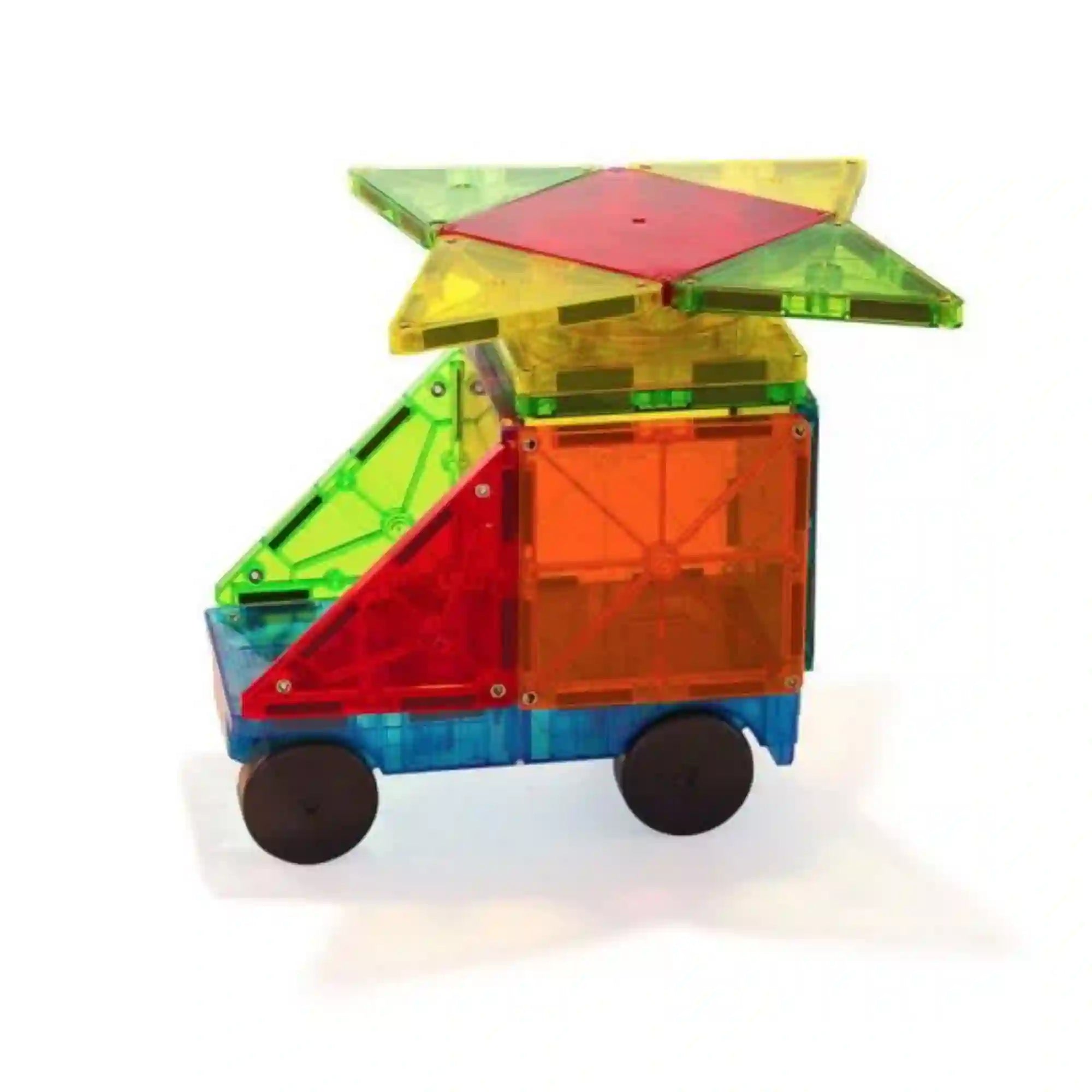 MAGNA-TILES Metropolis 110 darabos mágneses építőjáték színes, áttetsző elemekből épített, fekete kerekű autója.