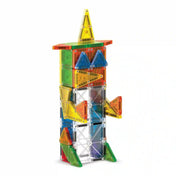 MAGNA-TILES microMAGS 70 darabos építőkészlet színes, áttetsző mágneses lapokból épített magas robotfigurával, fehér háttér előtt.