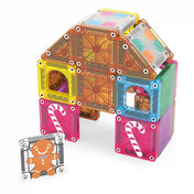 MAGNA-TILES microMAGS Gingerbread House mágneses építőelemekből készült színes mézeskalácsházak cukorkás mintákkal és mézeskalács figurával.