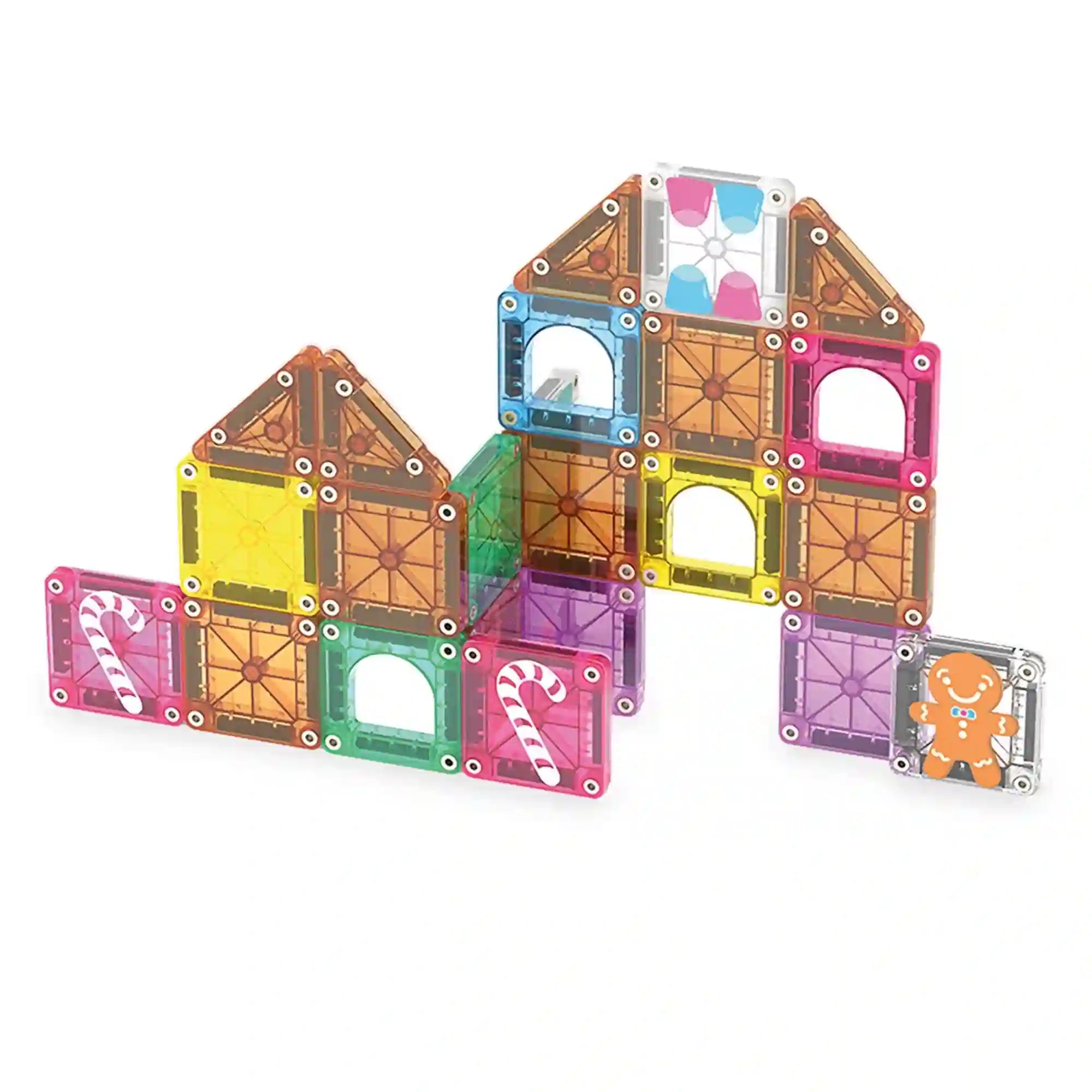 MAGNA-TILES microMAGS Gingerbread House készletből megépített 3D mézeskalácsház színes mágneses lapokkal, ablakokkal, cukorpálca mintákkal és mézeskalács figurával.