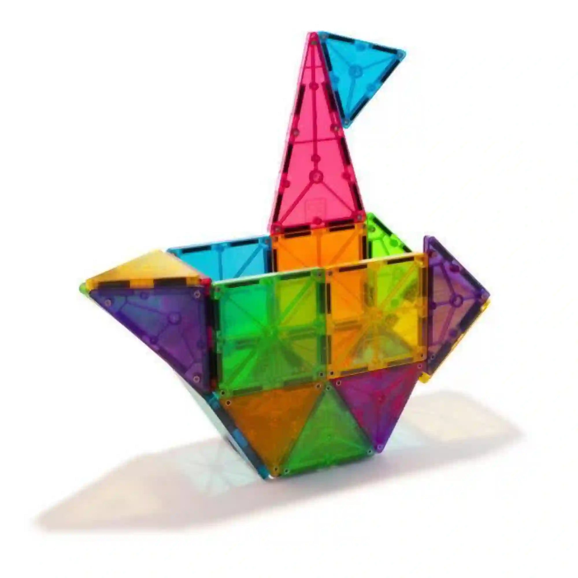 MAGNA-TILES Clear Colors 32 darabos mágneses építőjáték színes, áttetsző elemeiből összeállított vitorlás hajómodell.