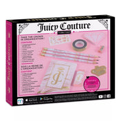 Juicy Couture Deluxe Stationery Set elegáns ajándékdobozban, márkajelzéssel, arany részletekkel és pink kiegészítőkkel, 11 darabos készlet.