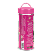 Juicy Couture Sticker Chic cipőmatrica készlettel díszített fehér sportcipők, egy gyermek kézzel helyez fel új matricákat a rózsaszín és arany dekorációk közé.
