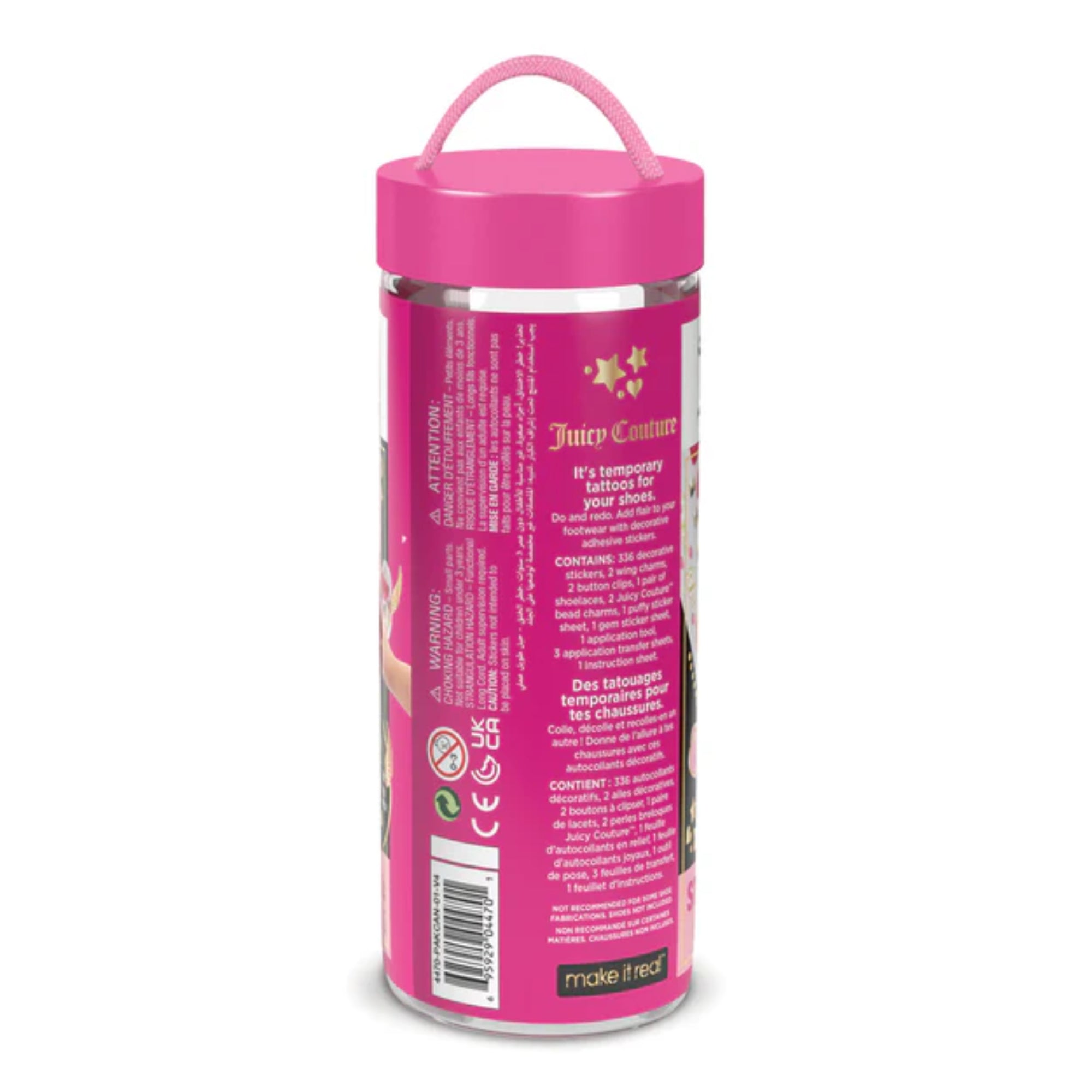 Juicy Couture Sticker Chic cipőmatrica készlettel díszített fehér sportcipők, egy gyermek kézzel helyez fel új matricákat a rózsaszín és arany dekorációk közé.
