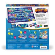 A Math Path Monster társasjáték dobozának hátoldala, amely a játéktábla, kártyák és játékszabályok bemutatását tartalmazza. A szöveg leírja a játékmenetet, amelyben a játékosok matematikai műveletek segítségével mozgatják bábukat a barlang bejárata felé, miközben a Math Monster is halad előre