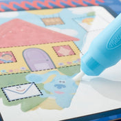 A Melissa & Doug Water WOW! – Azúrkék nyomok és te: Formák vízzel festős szett közelről, ahogy a víztollal festve megjelenik Kék kutyus és a házikó képe.