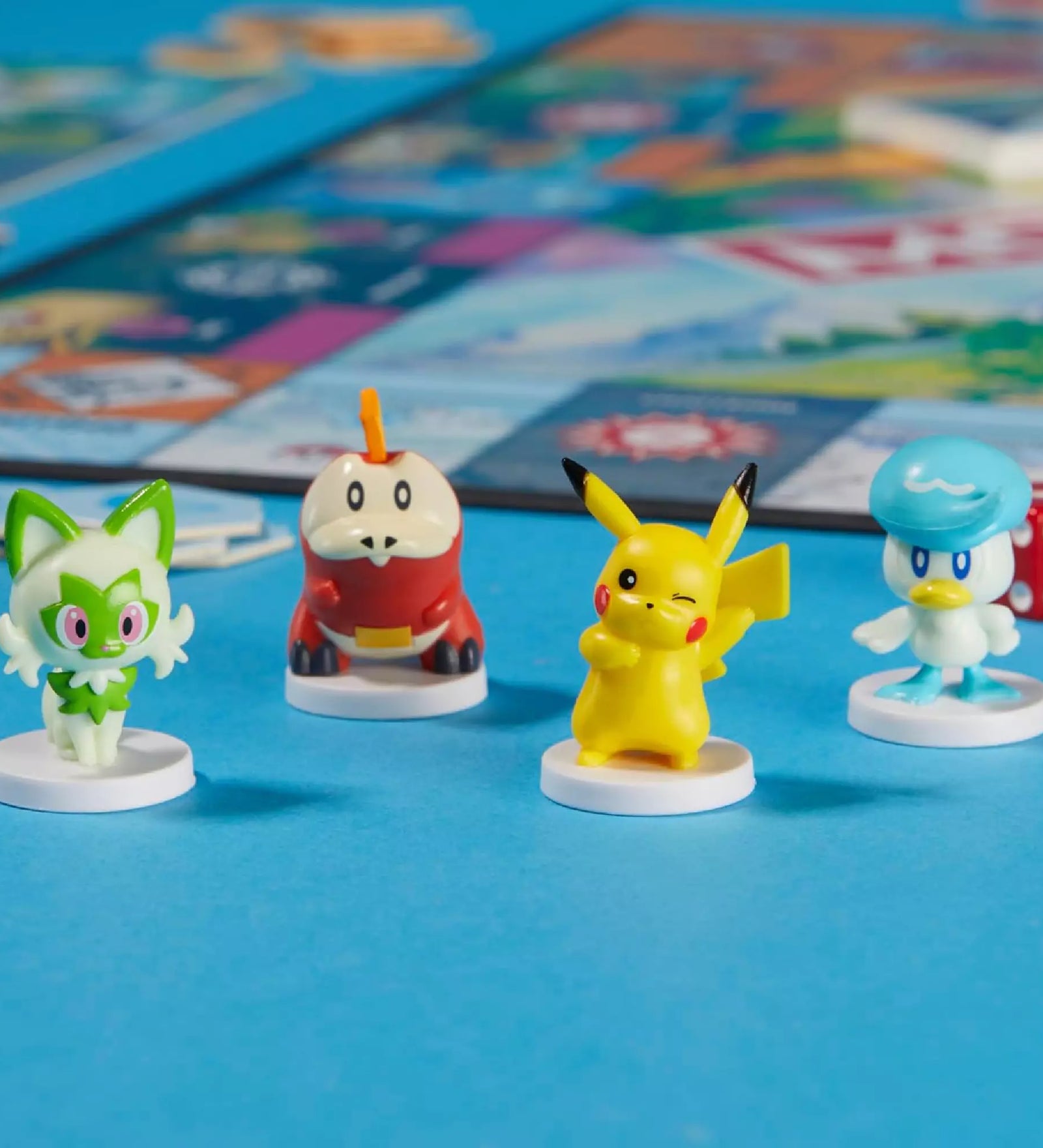Monopoly Pokémon társasjáték négy játékfigurája: Pikachu, Fuecoco, Sprigatito és Quaxly.