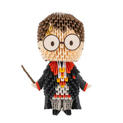 A képen egy lenyűgöző, 3D origami technikával készült Harry Potter figura látható a Creagami készletből. A részletes kidolgozás és a színes elemek különleges dekorációvá teszik.
