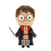 A képen egy lenyűgöző, 3D origami technikával készült Harry Potter figura látható a Creagami készletből. A részletes kidolgozás és a színes elemek különleges dekorációvá teszik.
