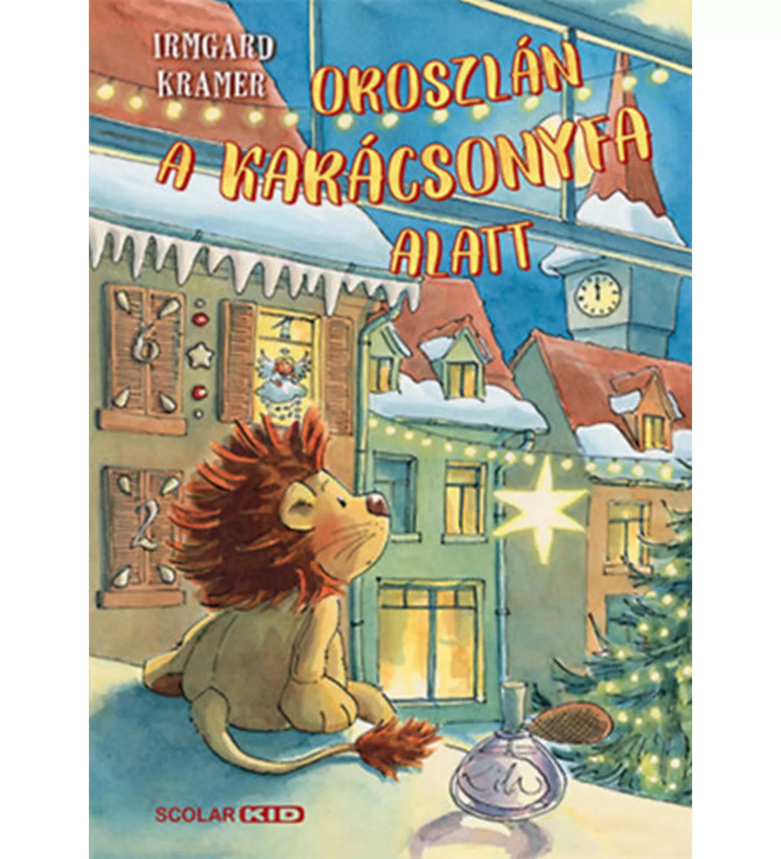 „Oroszlán a karácsonyfa alatt könyv borítója: plüssoroszlán ül egy havas háztetőn, háttérben kivilágított karácsonyi utcarészlettel és díszített fenyővel.”