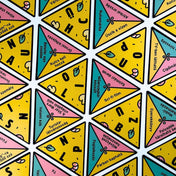 P Mint Pizza szókártyák felülnézetből, háromszög alakú, színes pizzaszelet-kártyák különböző betűkkel, kategóriákkal és feladatokkal mintázva.