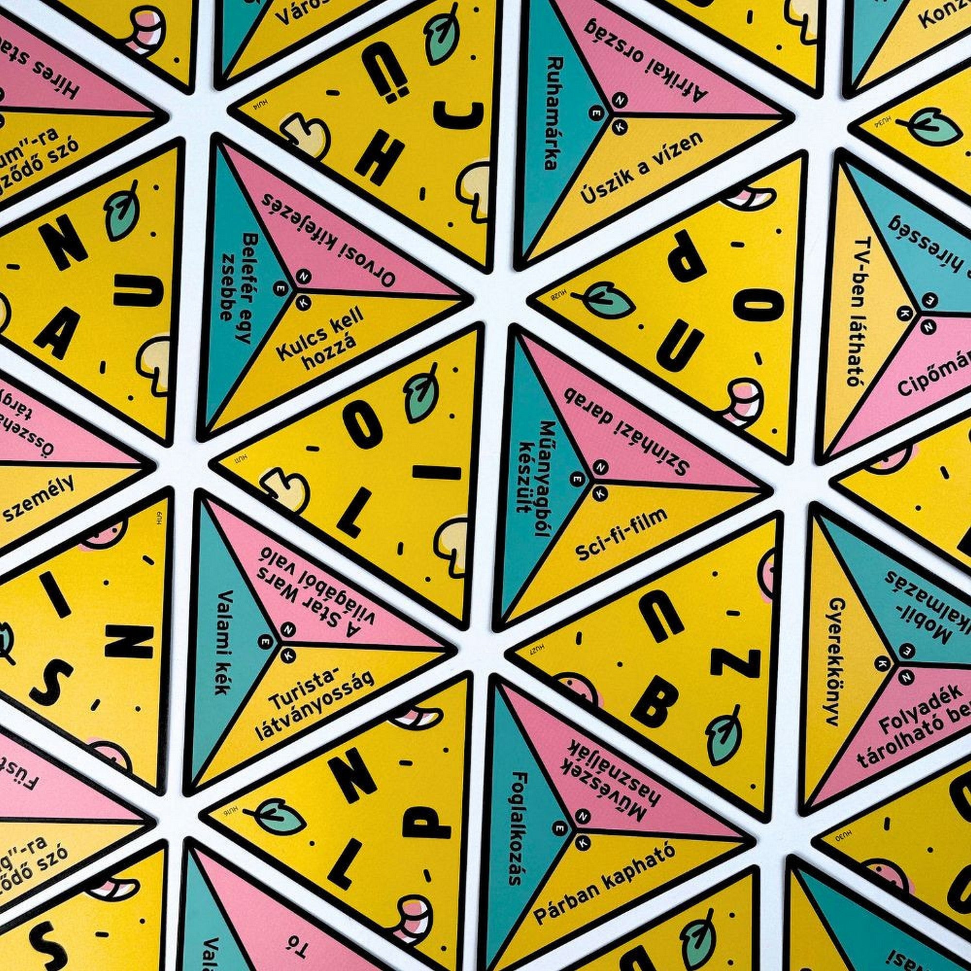 P Mint Pizza szókártyák felülnézetből, háromszög alakú, színes pizzaszelet-kártyák különböző betűkkel, kategóriákkal és feladatokkal mintázva.