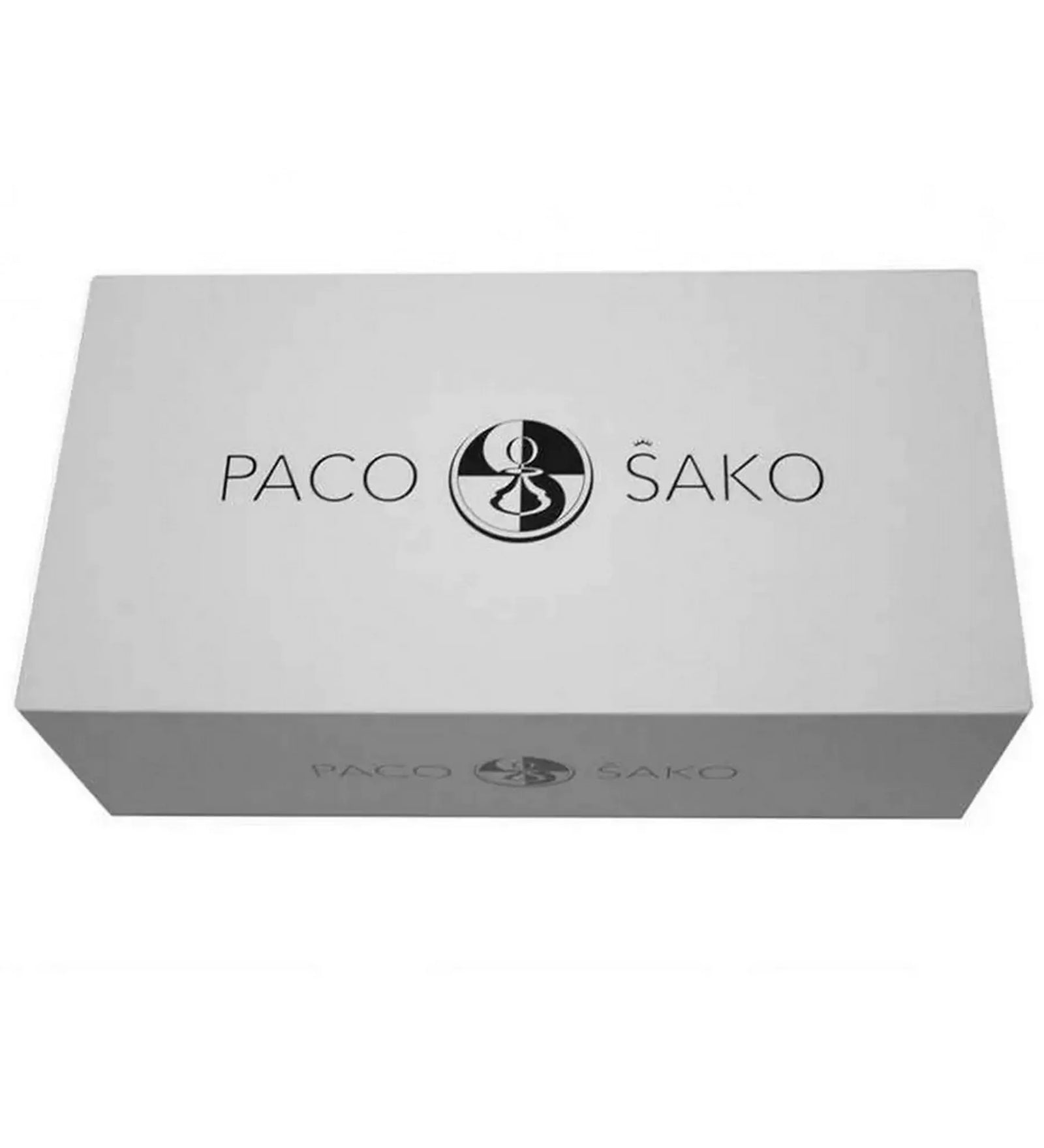 Paco Sako: békés sakk elegáns fehér doboza. A minimalista csomagoláson a játék neve és logója látható, amely a figurák egyesülését jelképezi.