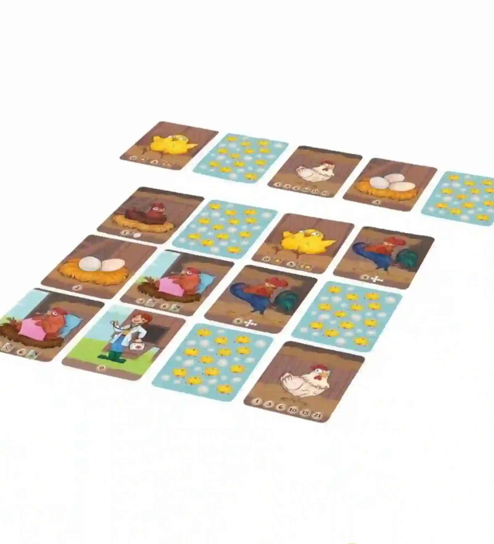 A Pick a Chicken társasjáték kártyái játék közben elrendezve az asztalon. A képen tyúkok, csibék, tojások, kakasok és más farmos illusztrációk láthatók, részben felfordított, részben lefelé fordított lapokon, amelyek jól szemléltetik a memória- és megfigyelőképességet fejlesztő játékmenetet.