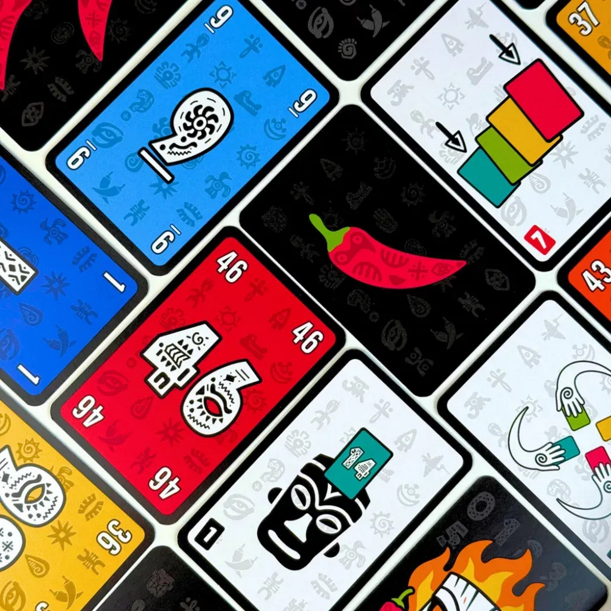 Pili Pili kártyajáték színes játékkártyák közelről, különböző ikonokkal, számokkal és chilipaprika grafikával, modern dizájnnal