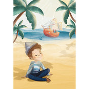 Pillanatkapitány illusztráció: kisfiú ül a homokban, háttérben pálmafák és egy vitorlás hajó a tengeren.