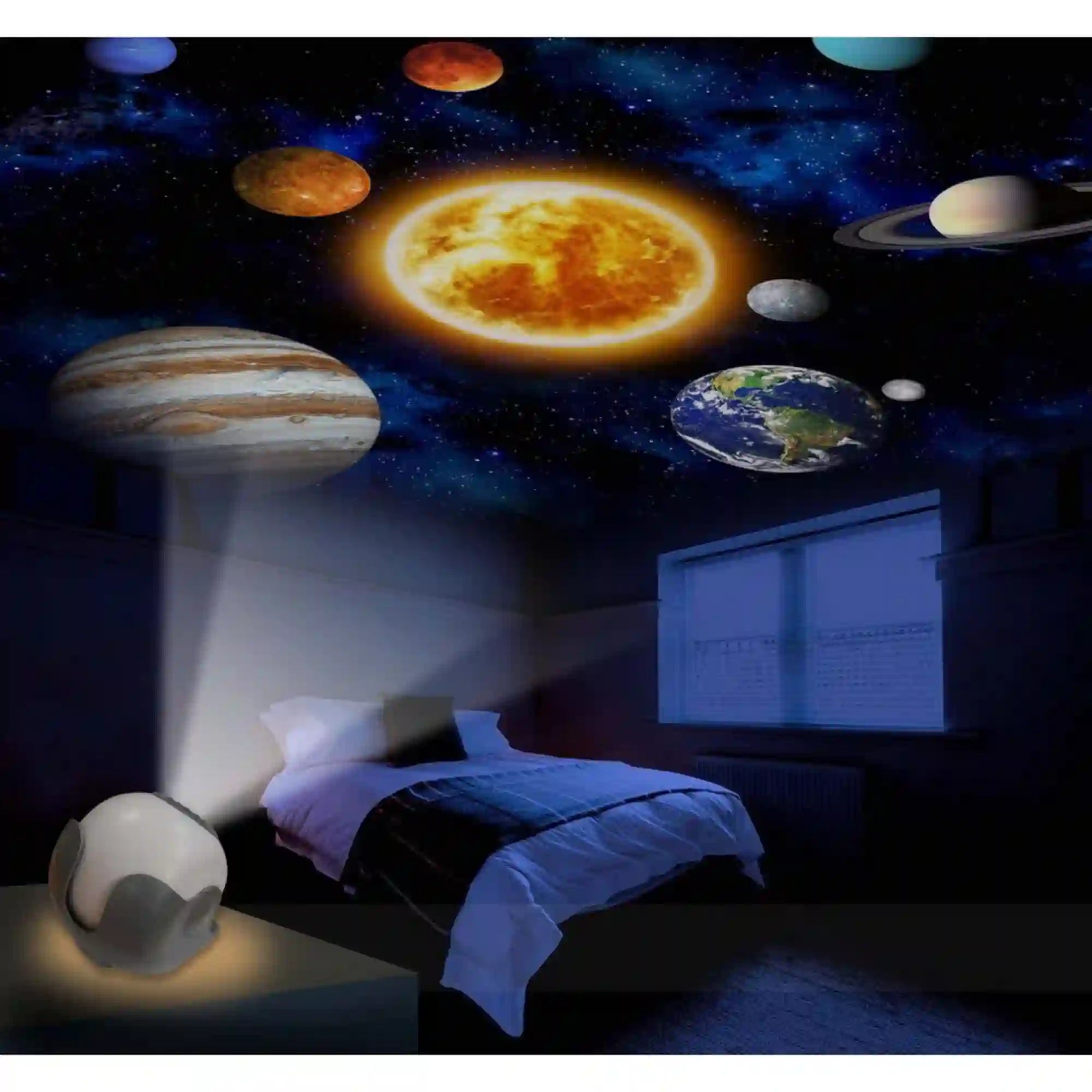 Planetárium projektor: Csillagok és bolygók – a Naprendszer színes bolygóinak és a Napnak a mennyezetre vetített képe egy sötét hálószobában.