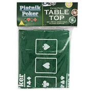 A képen egy Piatnik Poker Table Top zöld posztó pókerasztal-felület látható, amelyet átlátszó csomagolásban kínálnak. A posztó mérete 60x90 cm, és jól kivehető rajta a fehérrel nyomtatott kártyamezők és szimbólumok – pikk, treff, káró, kőr –, melyek a pókerjátékosok kényelmét szolgálják. A csomagoláson szerepel a Piatnik márka logója és a termék megnevezése, így ideális választás otthoni pókerpartikhoz és baráti összejövetelekhez. A klasszikus zöld szín igazi kaszinóhangulatot idéz.