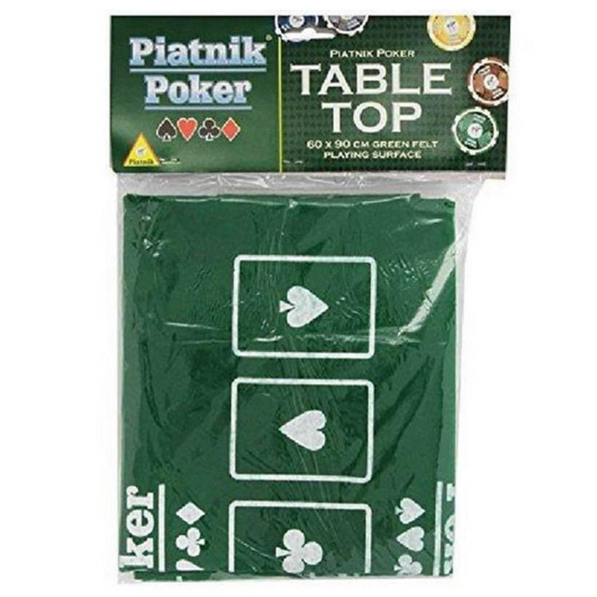 A képen egy Piatnik Poker Table Top zöld posztó pókerasztal-felület látható, amelyet átlátszó csomagolásban kínálnak. A posztó mérete 60x90 cm, és jól kivehető rajta a fehérrel nyomtatott kártyamezők és szimbólumok – pikk, treff, káró, kőr –, melyek a pókerjátékosok kényelmét szolgálják. A csomagoláson szerepel a Piatnik márka logója és a termék megnevezése, így ideális választás otthoni pókerpartikhoz és baráti összejövetelekhez. A klasszikus zöld szín igazi kaszinóhangulatot idéz.