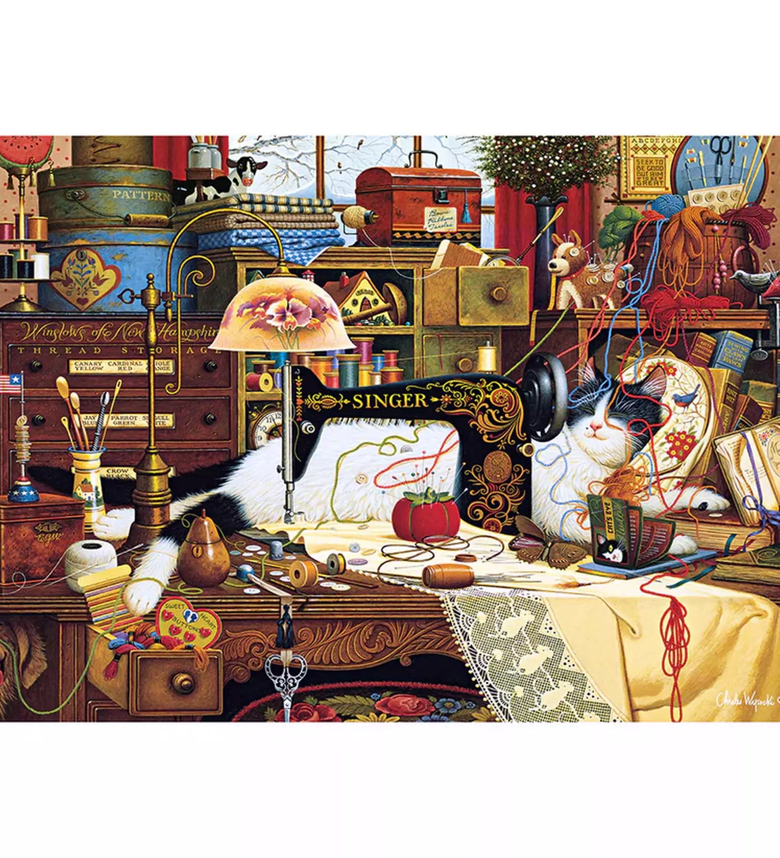 A Puzzle Schmidt Charles Wysocki: Maggie the Messmaker kirakó teljes képe, amely egy varróműhelyben pihenő két macskát ábrázol, körülöttük színes cérnák, gombok és vintage varrókellékek.