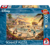 Ez a Schmidt Disney Little Mermaid Celebration of Love 1000 darabos puzzle egy varázslatos jelenetet ábrázol A kis hableány meséből. Ariel és Eric herceg romantikus pillanatát Thomas Kinkade művészi részletességgel örökíti meg, gyönyörű tengerparti háttérrel és vibráló színekkel. Kiváló minőségű darabjai tökéletesen illeszkednek, így minden Disney-rajongó számára felejthetetlen élményt nyújt.