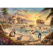 Ez a lenyűgöző puzzle A kis hableány varázslatos világát idézi meg, ahol Ariel és Eric herceg boldogan táncolnak a tengerparton. A Thomas Kinkade stílusú illusztráció meleg színekkel és aprólékos részletekkel kelti életre a mesét, miközben a háttérben a szivárvány és a hullámok között Triton király és a vízi barátok is feltűnnek. Ideális választás minden Disney-rajongónak és puzzle-kedvelőnek.