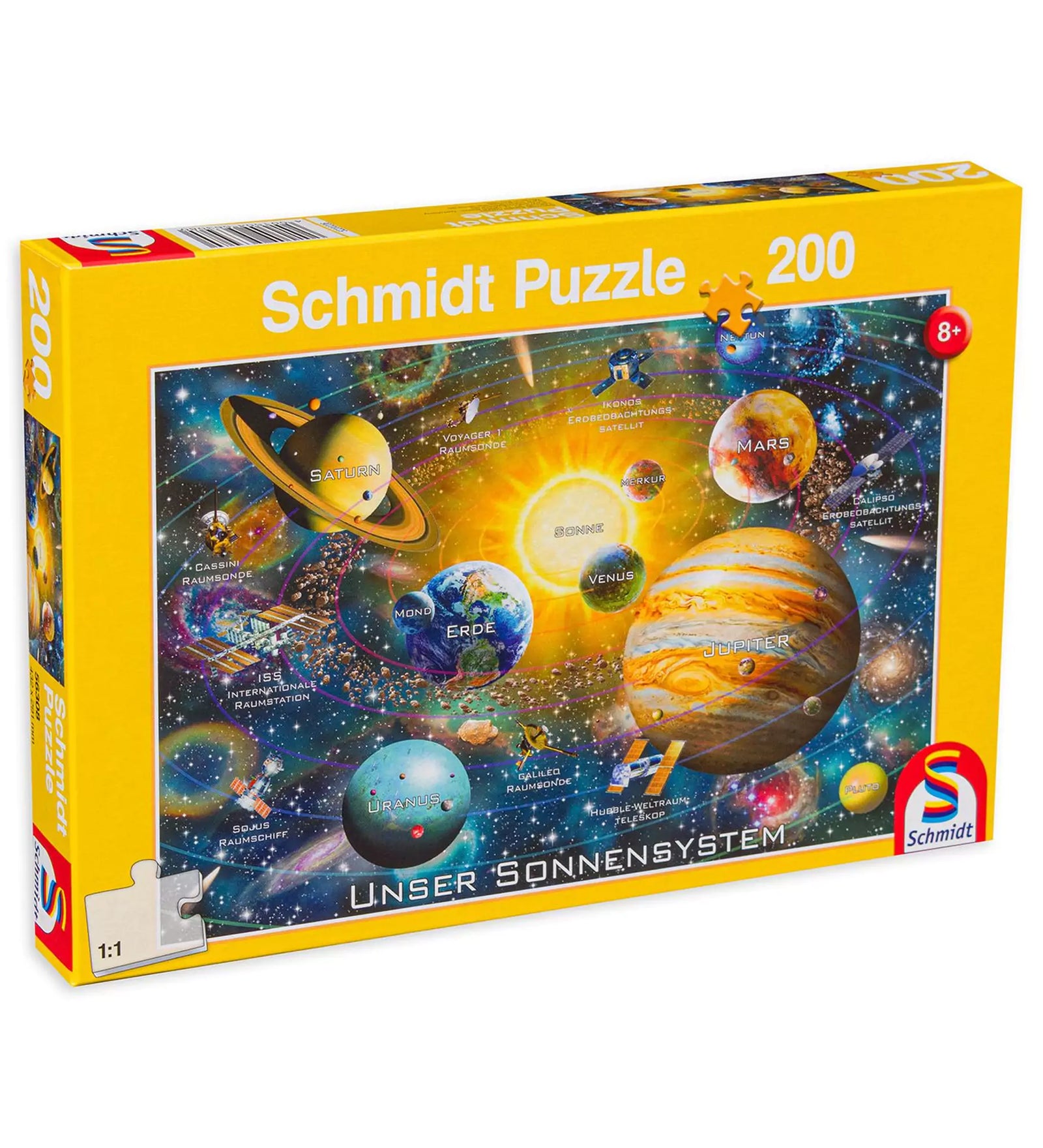 A képen a Schmidt Puzzle 200 darabos "Our Solar System" kirakója látható, amely látványos módon mutatja be a Naprendszer bolygóit és űreszközeit. Színes, részletgazdag illusztrációval, német nyelvű feliratokkal és tudományos elemekkel segíti a gyerekek tanulását játék közben. A doboz élénk sárga színe és a Schmidt logó is jól kivehető, ami a márka minőségét tükrözi.
