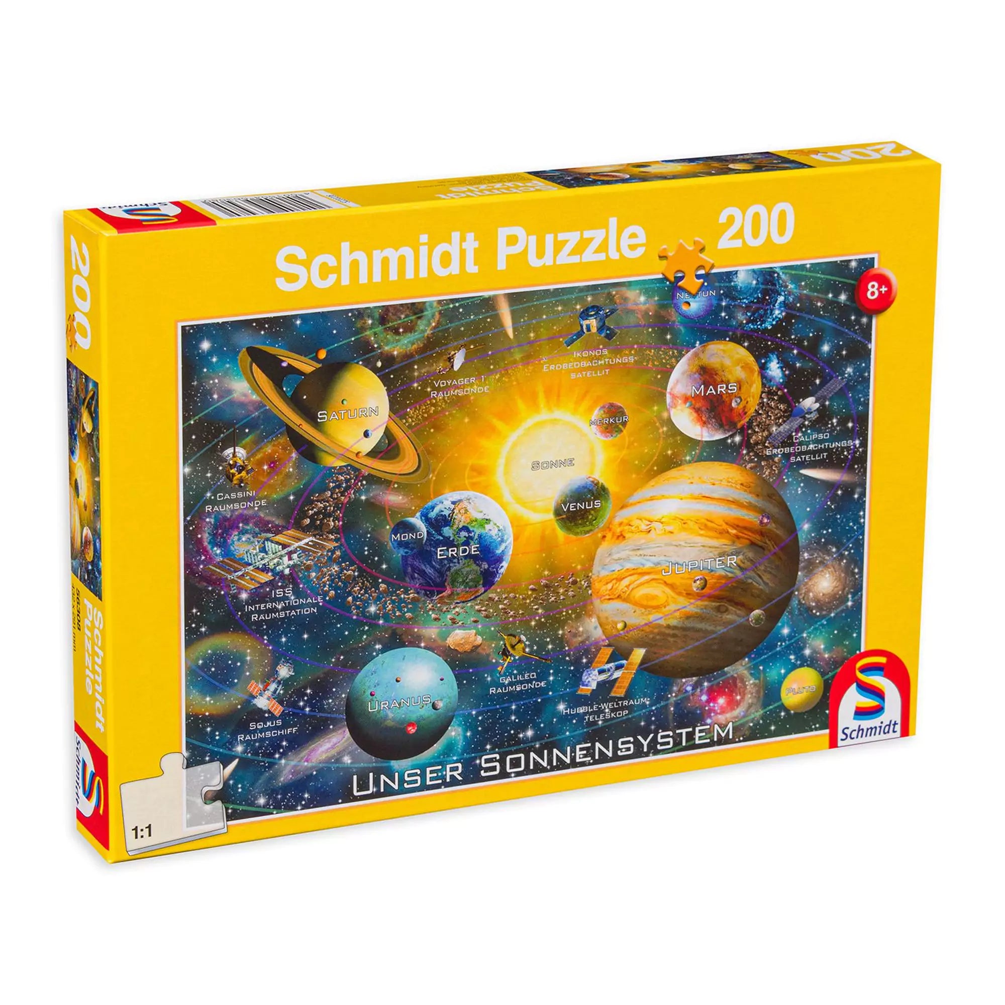A képen a Schmidt Puzzle 200 darabos "Our Solar System" kirakója látható, amely látványos módon mutatja be a Naprendszer bolygóit és űreszközeit. Színes, részletgazdag illusztrációval, német nyelvű feliratokkal és tudományos elemekkel segíti a gyerekek tanulását játék közben. A doboz élénk sárga színe és a Schmidt logó is jól kivehető, ami a márka minőségét tükrözi.