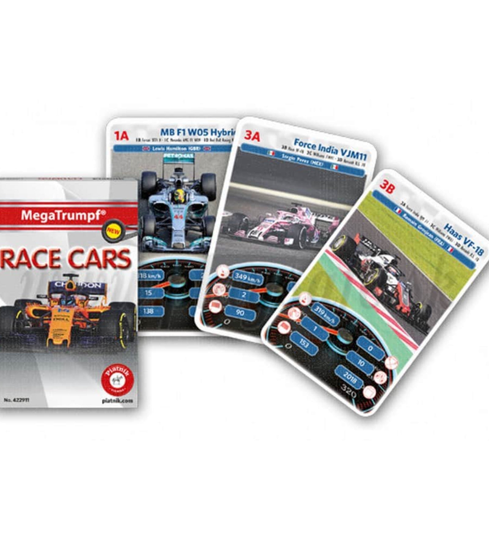A képen a MegaTrumpf „Race Cars” kvartettkártya-szett látható kibontva. Bal oldalon a doboz borítója szerepel, rajta egy élénk narancssárga F1-es autó. Mellette három különböző kártya található, amelyeken híres versenyautók fényképei és műszaki adatai szerepelnek, például a „MB F1 W05 Hybrid”, a „Force India VJM11” és a „Haas VF-18”. A kártyákon jól láthatók a sebesség, lóerő, évjárat és más izgalmas jellemzők, amelyek alapján a játékosok összehasonlíthatják az autókat. 
