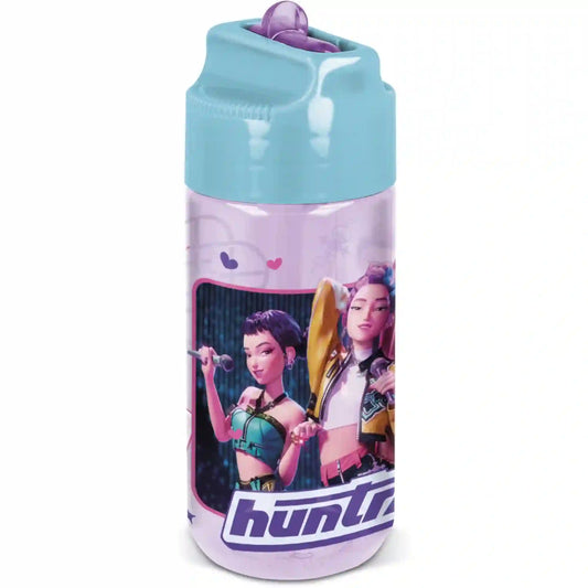 STOR Demon Hunters mintás 430 ml-es gyerekkulacs, áttetsző lila palackkal, türkiz fedéllel, lila felhajtható ivócsőrrel és K-pop Demon Hunters karakterekkel.