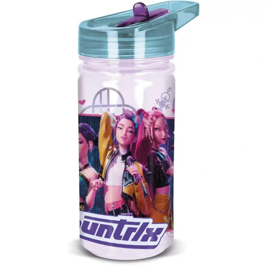 STOR Demon Hunters mintás 475 ml-es gyerekkulacs, rózsaszín áttetsző palackkal, türkiz felhajtható tetővel, beépített szívószállal és K-pop Demon Hunters karakterekkel.