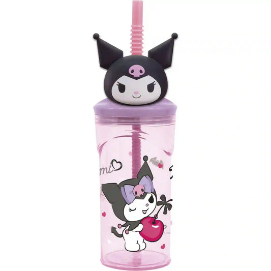 STOR Kuromi mintás 360 ml-es gyerekpohár, áttetsző rózsaszín pohártesttel, lila fedéllel, hajlítható rózsaszín szívószállal, 3D Kuromi fejjel és cseresznyés, szívecskés mintával.