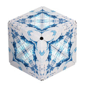 A Shashibo: Arctic mágneses kocka hatszög formában, jéghegyeket idéző, fehér és kék kaleidoszkópszerű mintával.