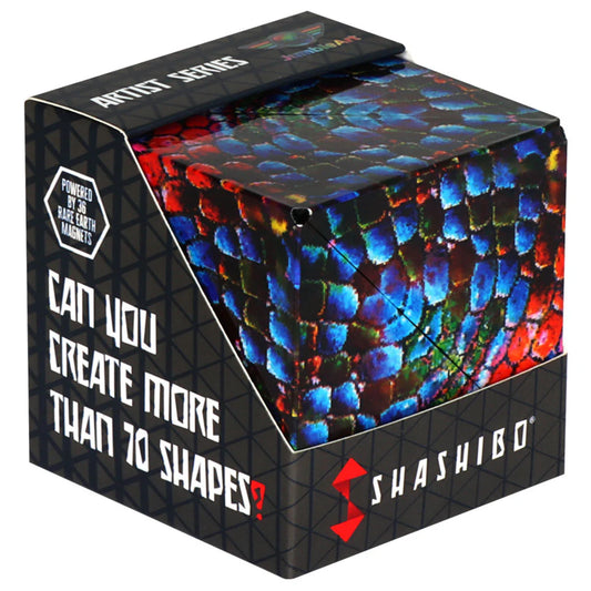 Első kép: A Shashibo: Chameleon mágneses átalakítható kocka doboza, színes, pikkelyszerű mintázattal, a „Can you create more than 70 shapes?” felirattal.