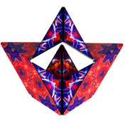 Első kép: A Shashibo Artist Series doboza, amely a piros és kék kaleidoszkópszerű mintájú mágneses kockát mutatja, a felirattal: „Can you create more than 70 shapes?”.