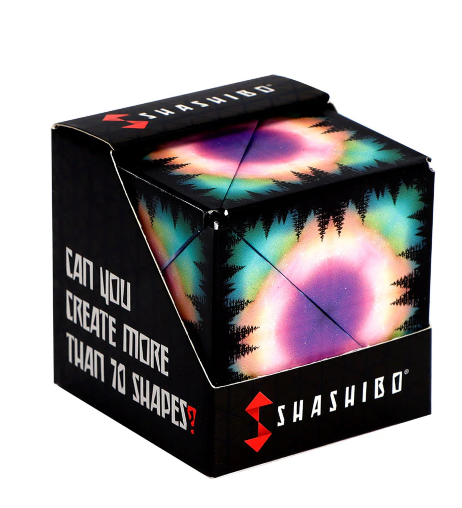 A Shashibo: Moon átalakítható kocka dobozban, amelyen a „Can you create more than 70 shapes?” felirat olvasható; a kocka felületén szivárványszínű, égi fényjelenséget ábrázoló design látható, fekete háttérrel és fák körvonalával.