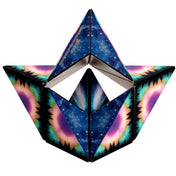 A Shashibo: Moon kocka egyik hajtogatott formája, amely csillagos égbolt mintájú háromszögeket és színes aurora motívumokat kombinál, középen geometrikus, nyitott szerkezetet alkotva.